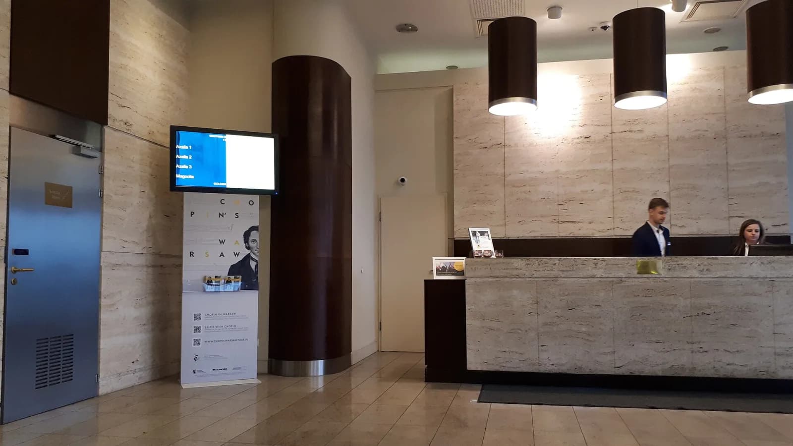 Modern bir otel lobisinde resepsiyon bankosu
