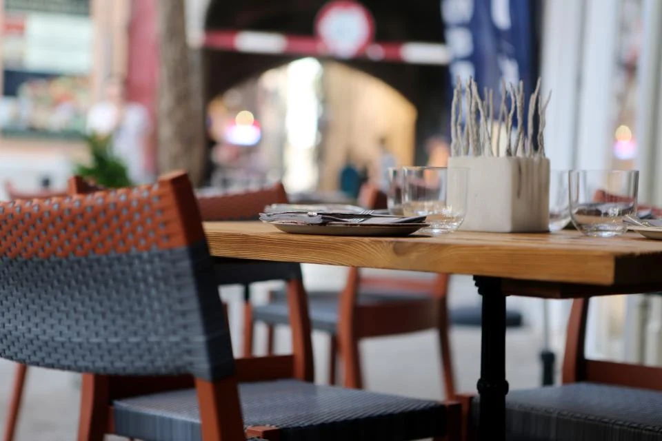 Bir restoranda kurulmuş masa ve sandalyeler